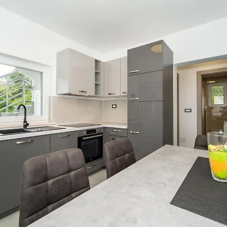 1 Bedroom Gorgeous In דירה *